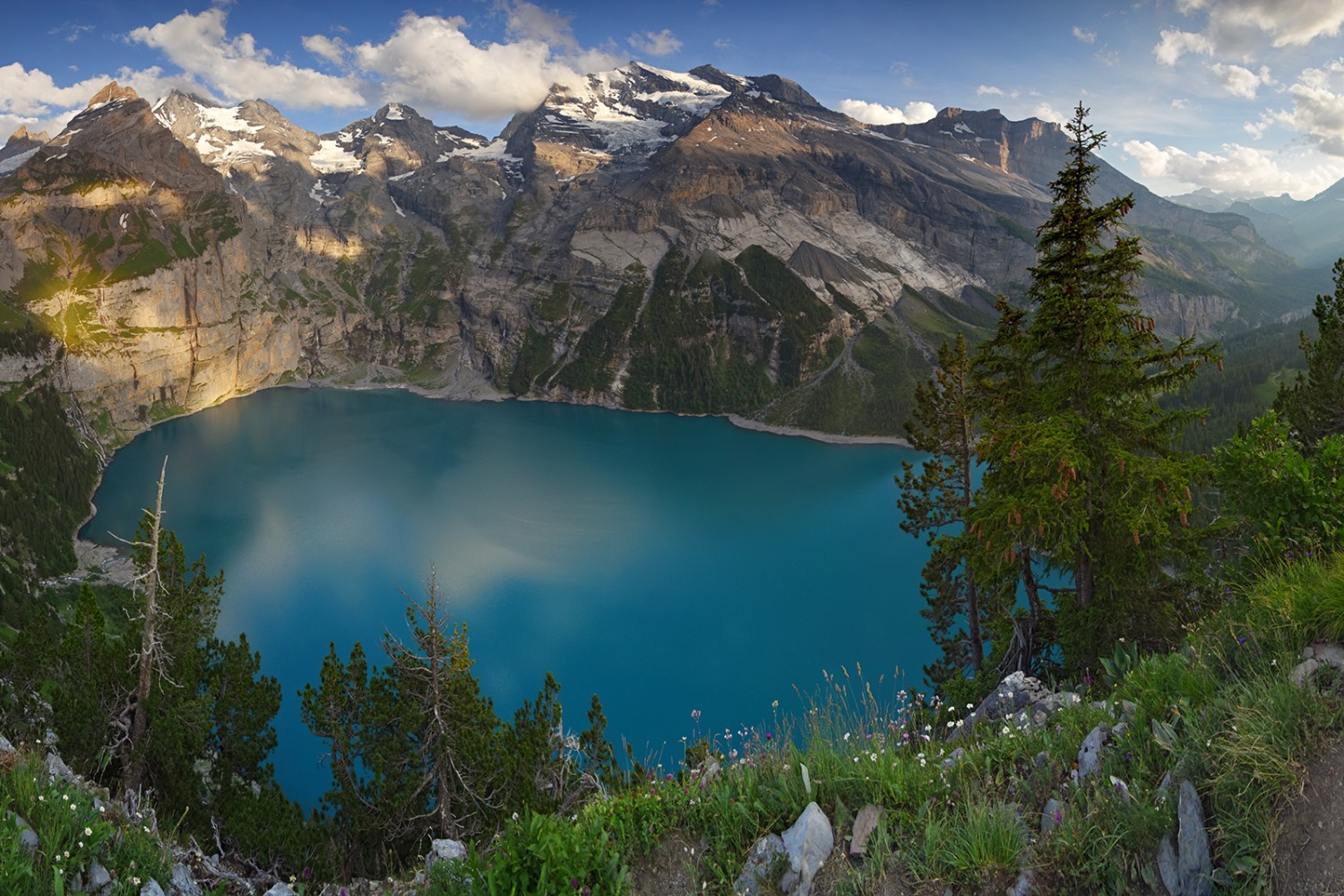 Image idyllique depuis Heuberg: vue sur le lac d’Oeschinen et le massif de la Blüemlisalp. Photos: natur-welten.ch
