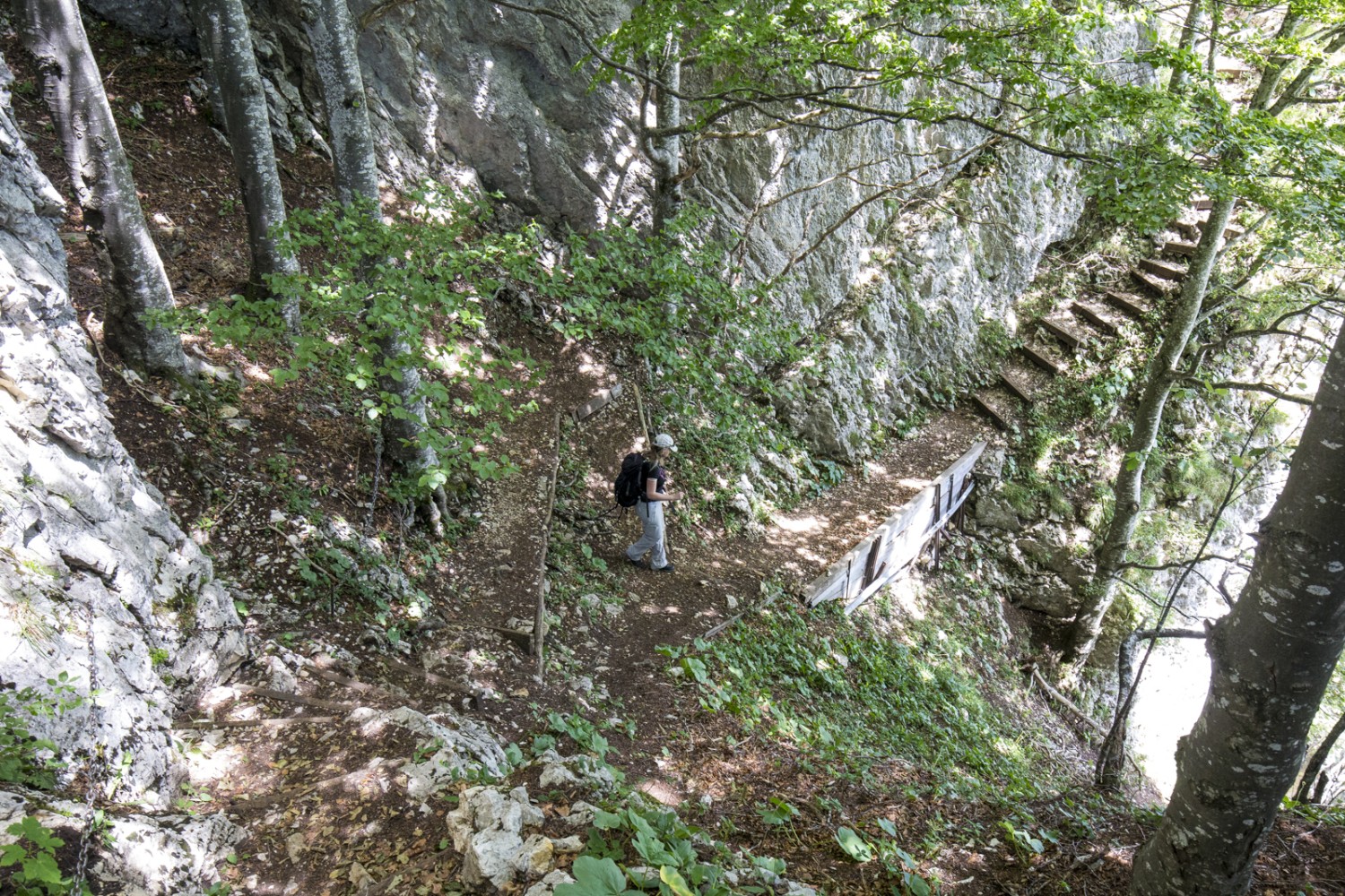 Die Chambenflüe sind wild und zerklüftet, in spannender Wegführung schlängelt man sich um die Felsen. Bild: Daniel Fleuti