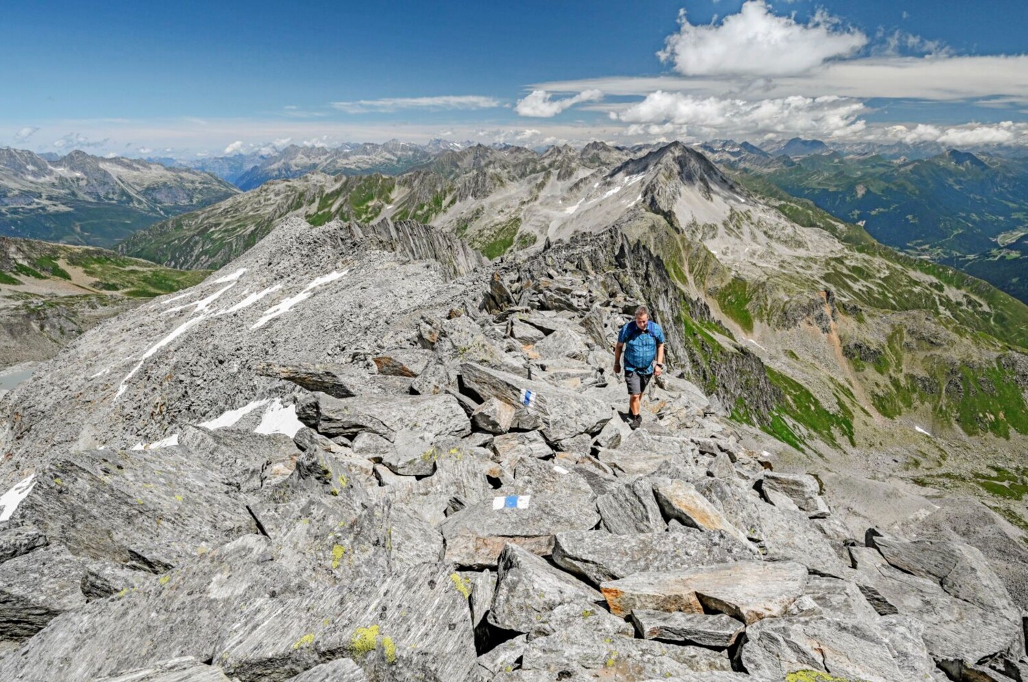 Un chemin balisé en blanc-bleu-blanc jusqu’au Witenwasserenstock. A gauche, la vallée d’Urseren, à droite le Val Bedretto. A relever sur l’image: les conditions météo bien différentes au nord et au sud