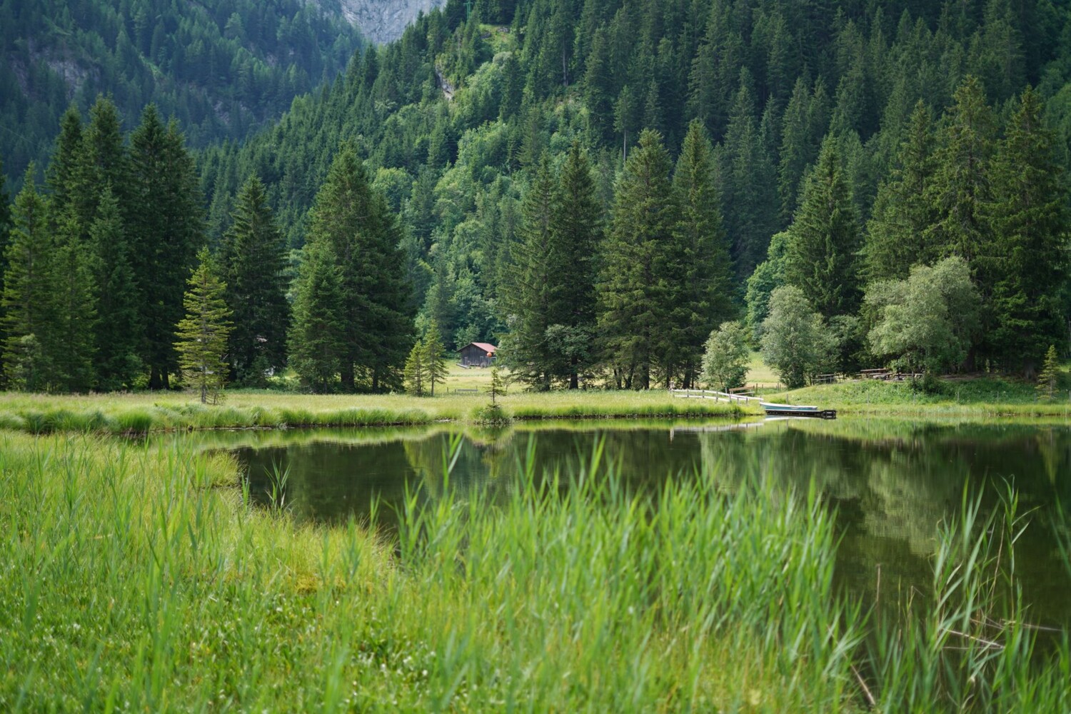 L’idyllique lac de Lauenen, dès le début de la randonnée