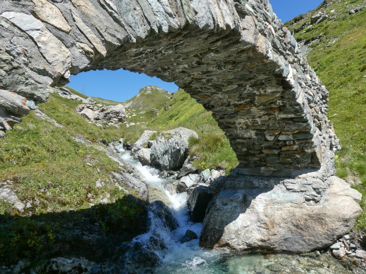 Alte Steinbrücke im Aufstieg zum Septimerpass. 