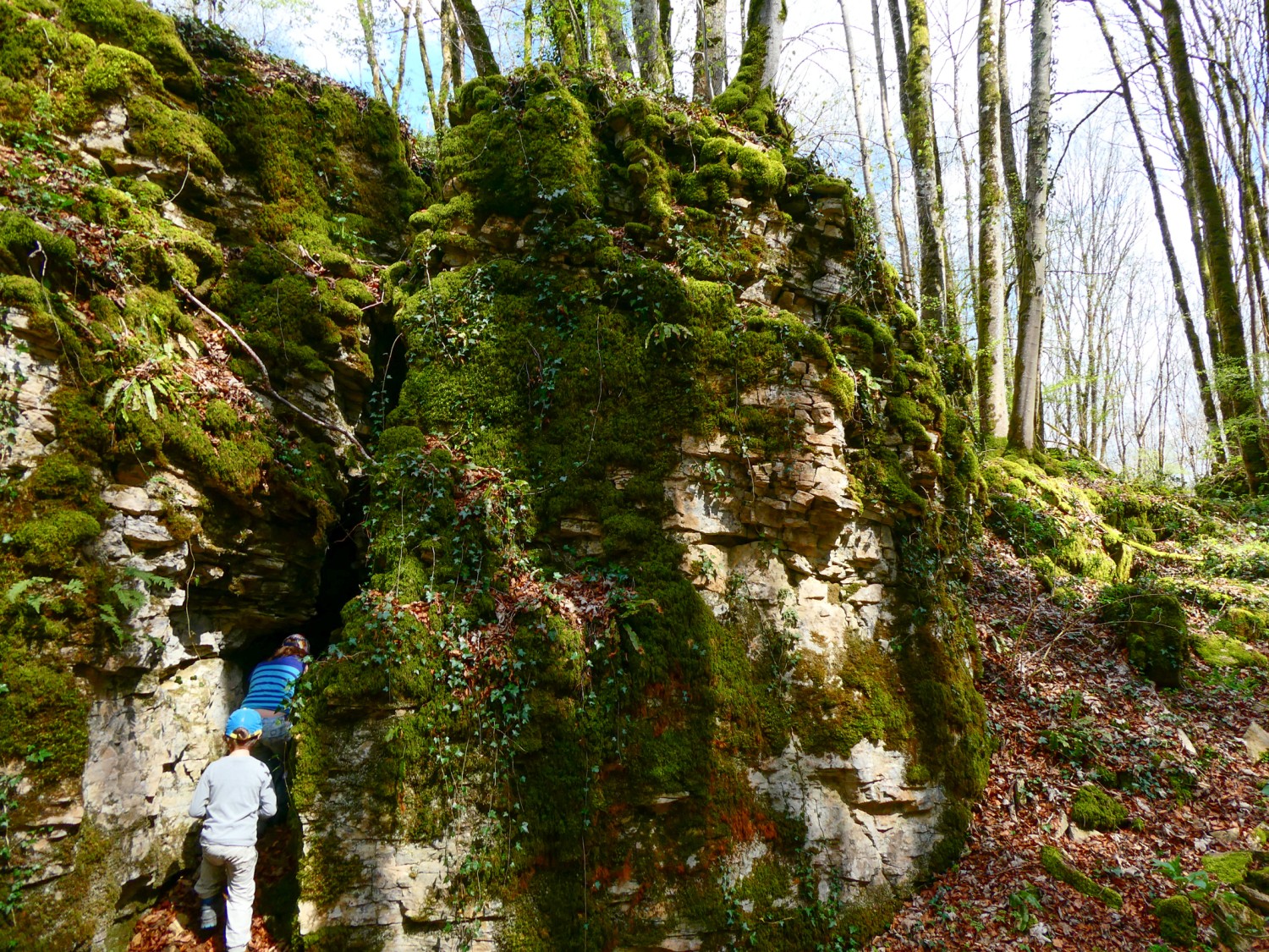 Les grottes sombres près du Biel attisent le goût de l’exploration des enfants. Photo: Rémy Kappeler