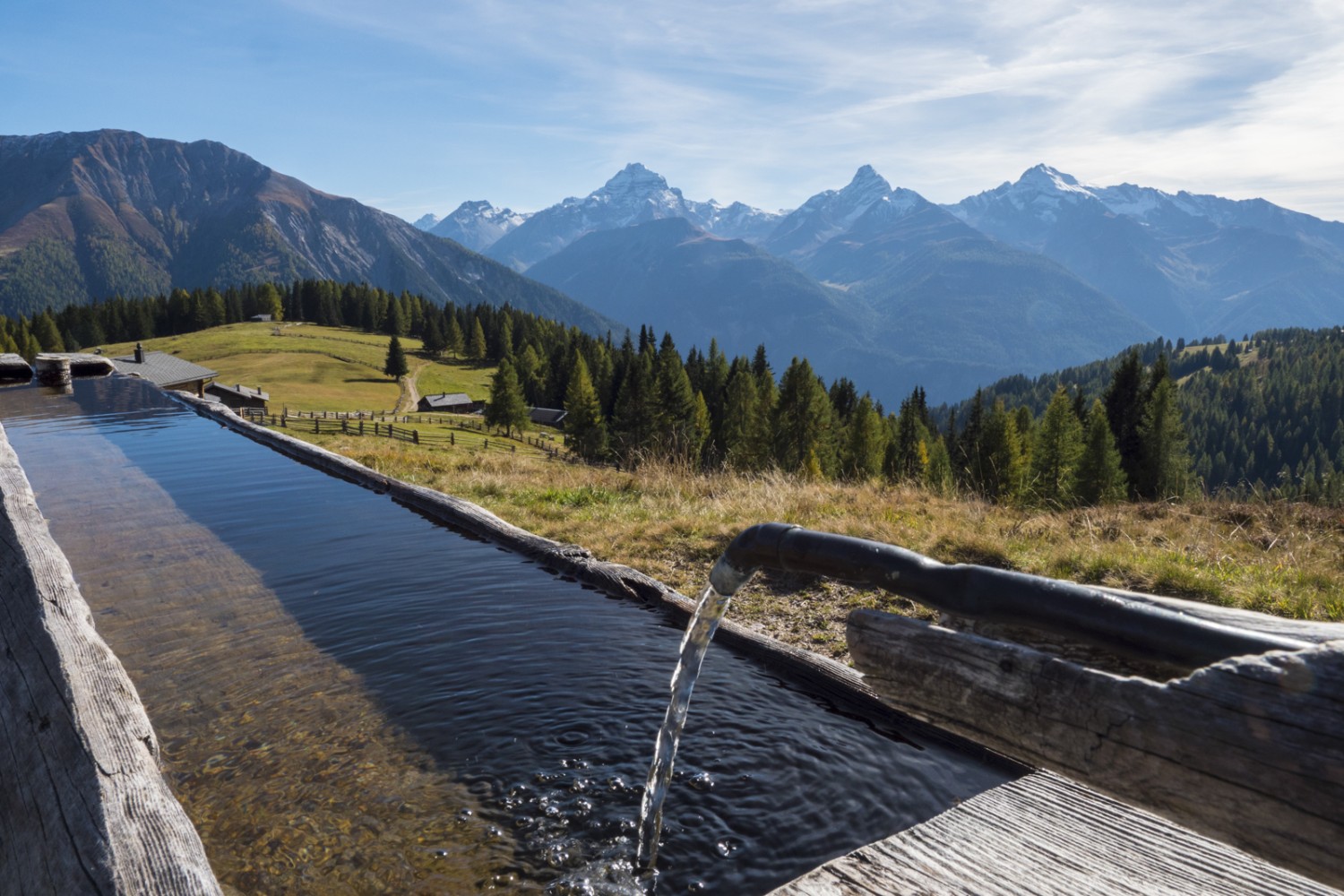 Brunnen auf der Wiesner Alp, hinten die Bergüner Stöcke. Bild: Heinz Staffelbach
