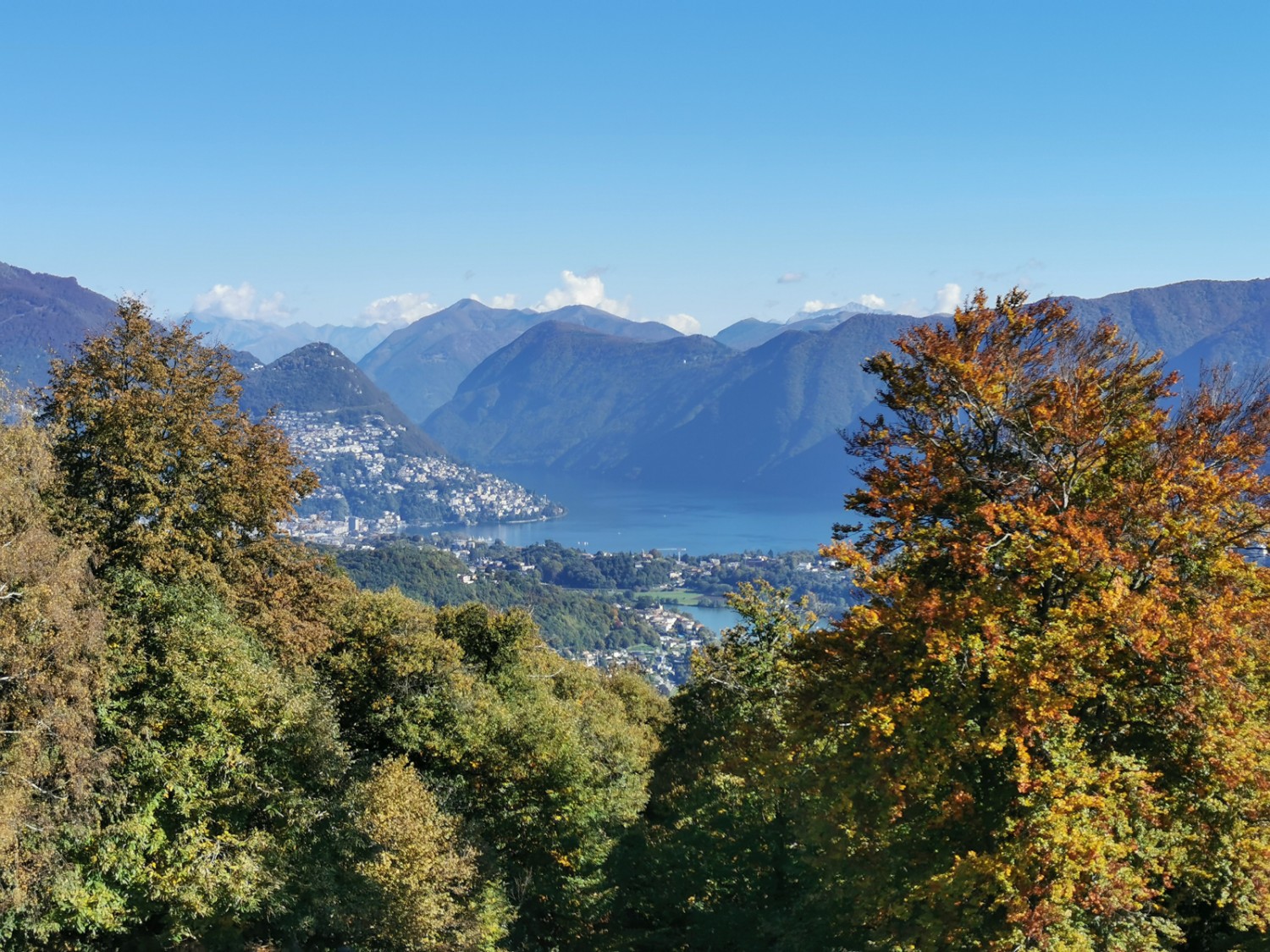 Der Malcantone: Immer wieder öffnen sich Blicke auf den Luganersee. Bild: Andreas Staeger