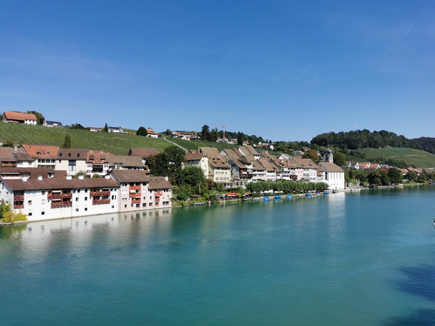 Eglisau, das Etappenziel dieser Wanderung, schmiegt sich an den Rhein. Bild: Andreas Staeger