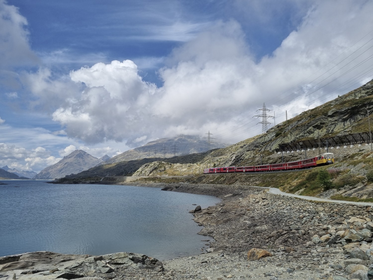 Der Lago Bianco – bald ist das Ziel, der Bahnhof der Rhätischen Bahn auf dem Berninapass, erreicht. Bild: Nathalie Stöckli