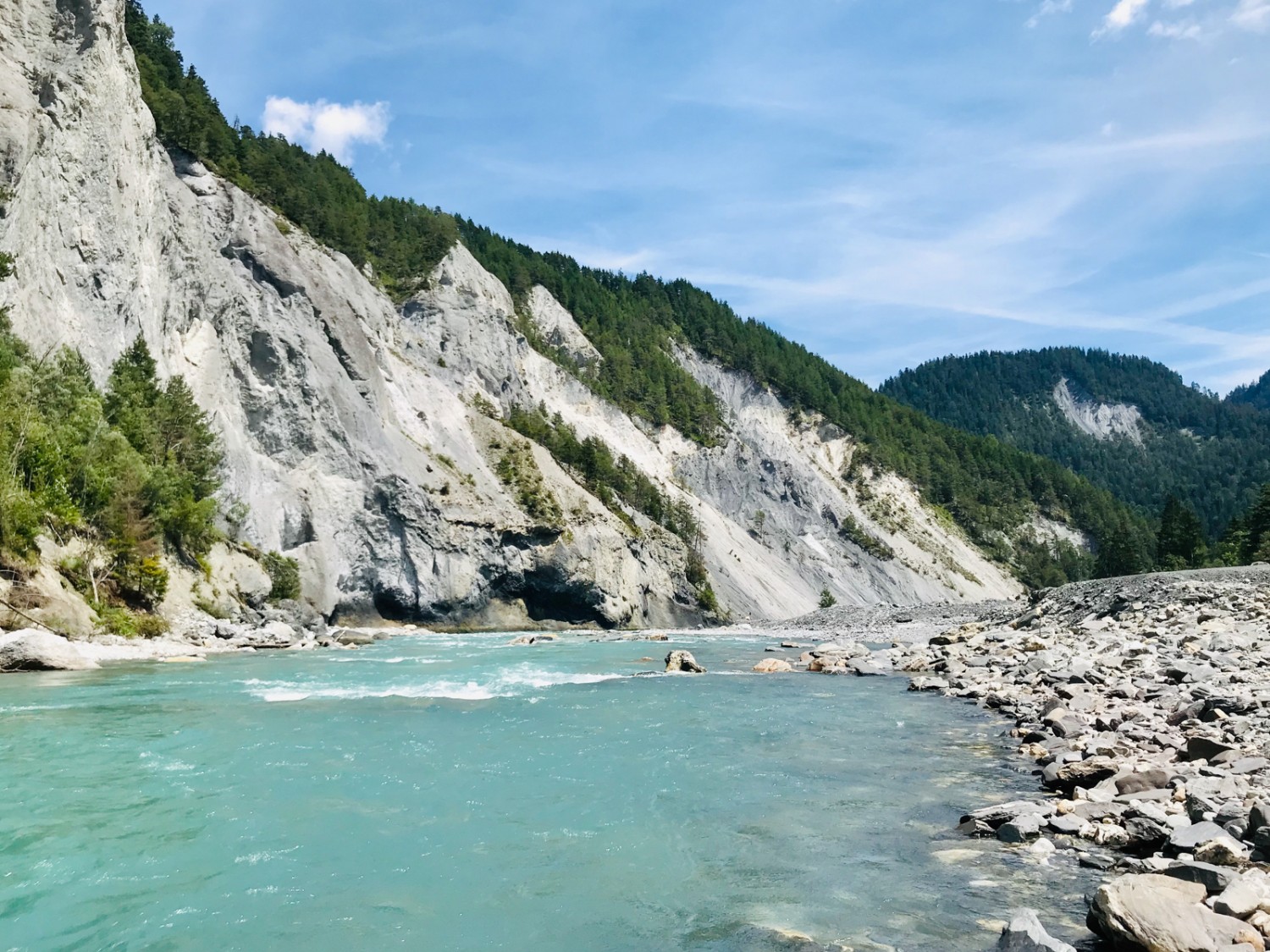 Scheint die Sonne aufs Wasser, erhält es aufgrund des Lichteinfalls ein schönes Grün. Bild: Michael Roschi