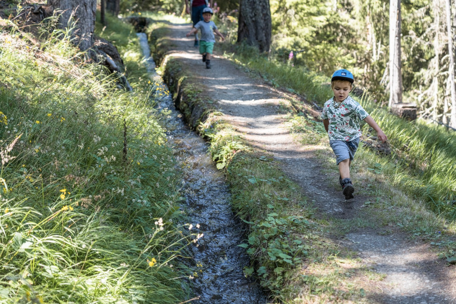 Die Schiffe sind schnell. Die Kinder auch. Bild: Thomas Knecht