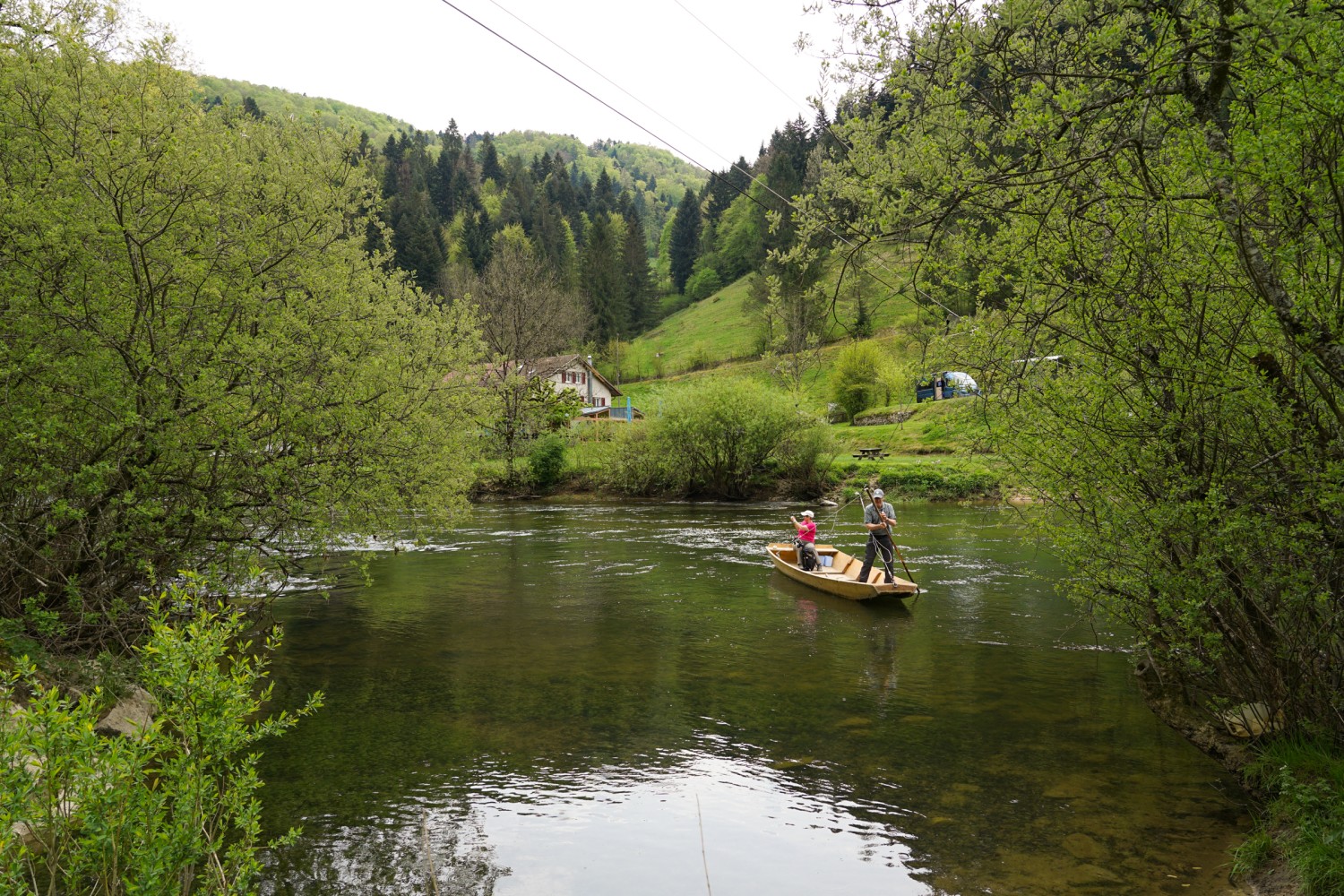 Près de Tariche, le bac fait traverser le Doubs aux randonneurs d'avril à octobre. Photo: Reto Wissmann