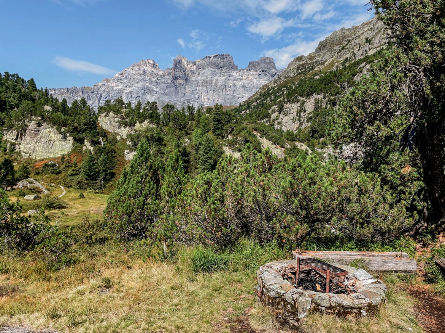 Faire des grillades avec les «Dolomites de Gadmen» en toile de fond