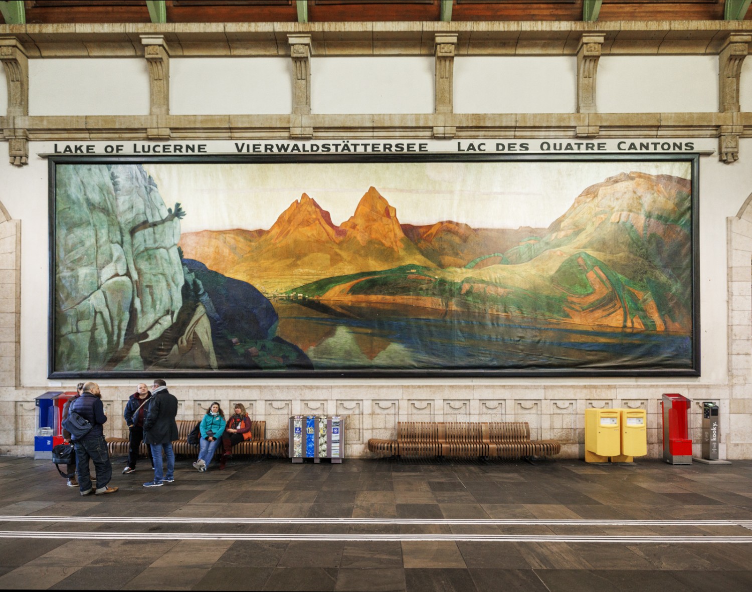Das gemalte Mythen-Panorama im Basler Bahnhof erweckt Sehnsucht zum Wandern.