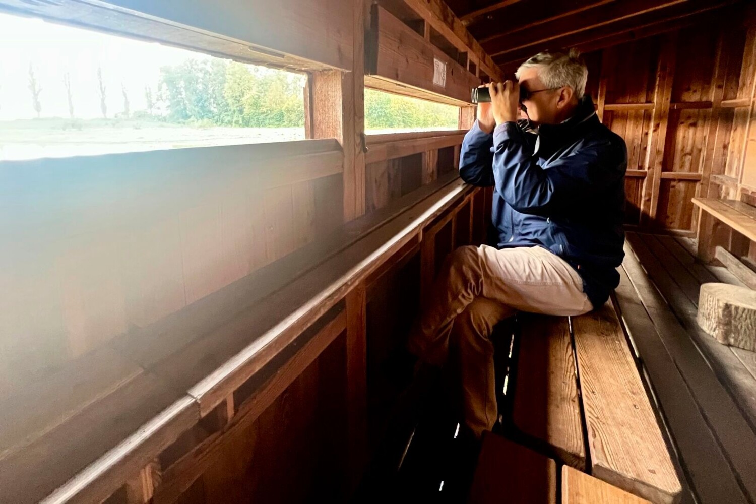 Les observatoires sont équipés de bancs et de toits, ce qui permet de passer du temps à scruter la nature, même lorsqu’il pleut.