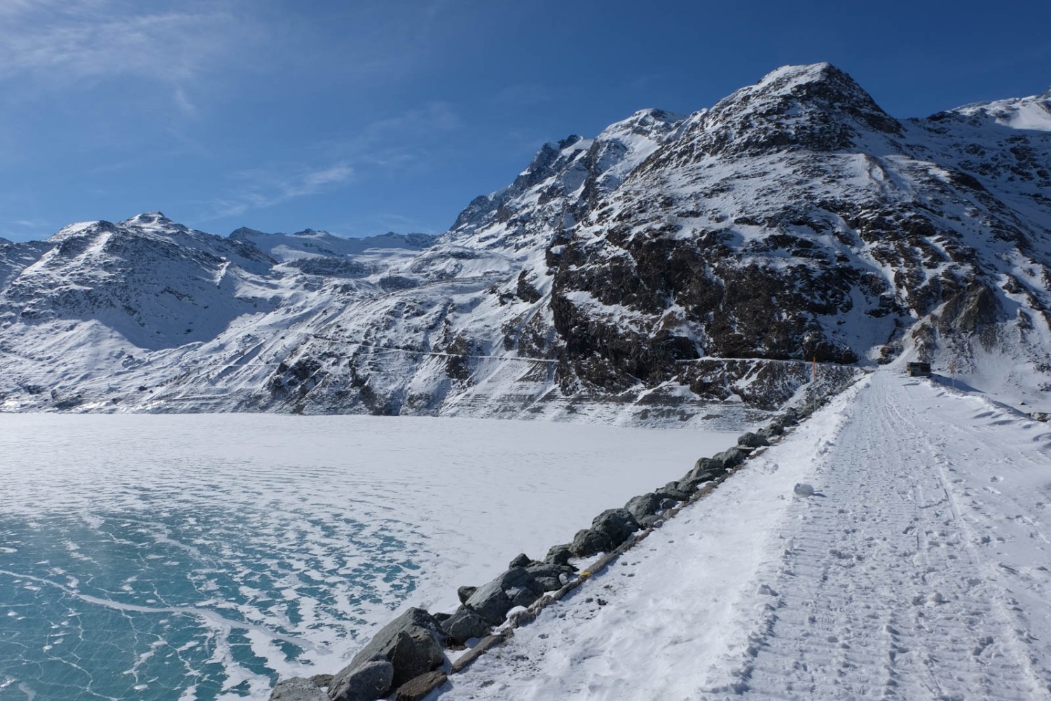 Der Winterwanderweg führt über den Staudamm. Bild: Elsbeth Flüeler