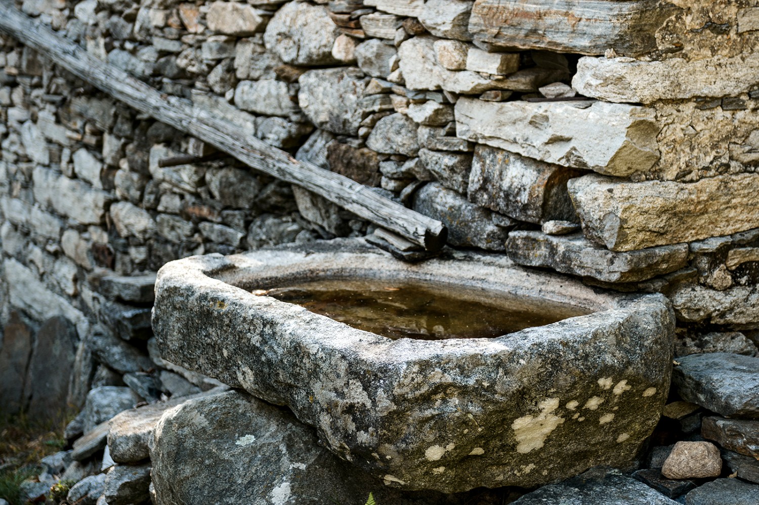 Monolithische Tröge sammeln das Dachwasser.
