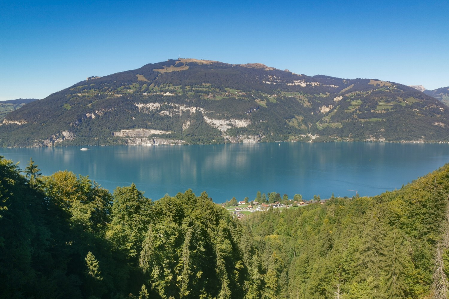 Le lac de Thoune nous accompagne tout au long de la randonnée, ici avec le Niederhorn en arrière-plan. Photo: Evelyne Zaugg