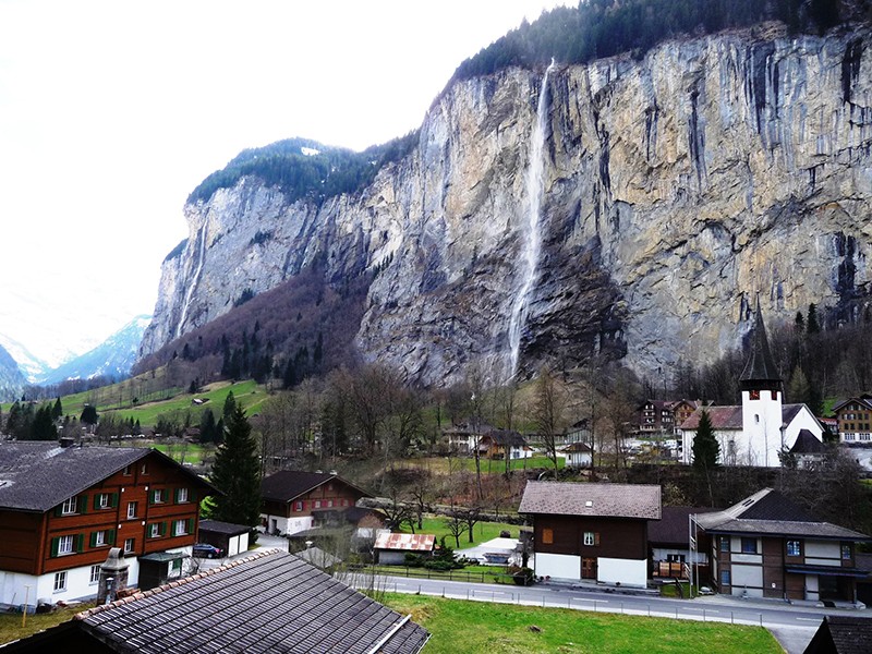 Der Staubbachfall hinter dem Dorf Lauterbrunnen. 
Bild: U. Sumi/H.Schüpbach, KGS