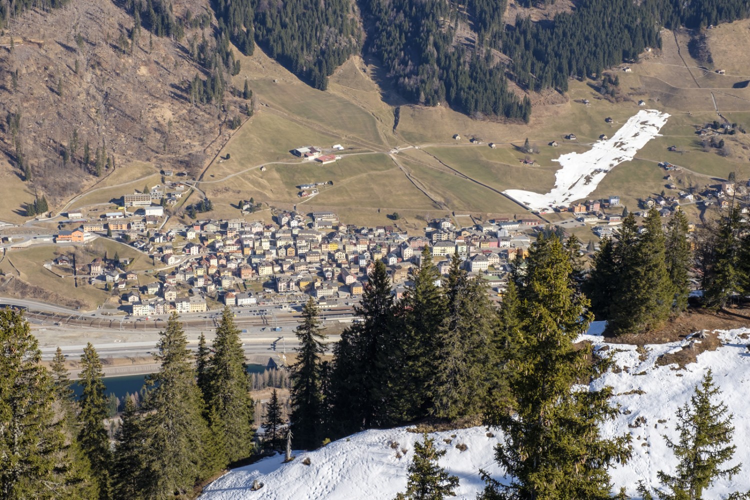 Mit Blick tief unten auf Airolo weiss man den verwunschenen Winterwanderweg zu schätzen. Bild: Iris Kürschner