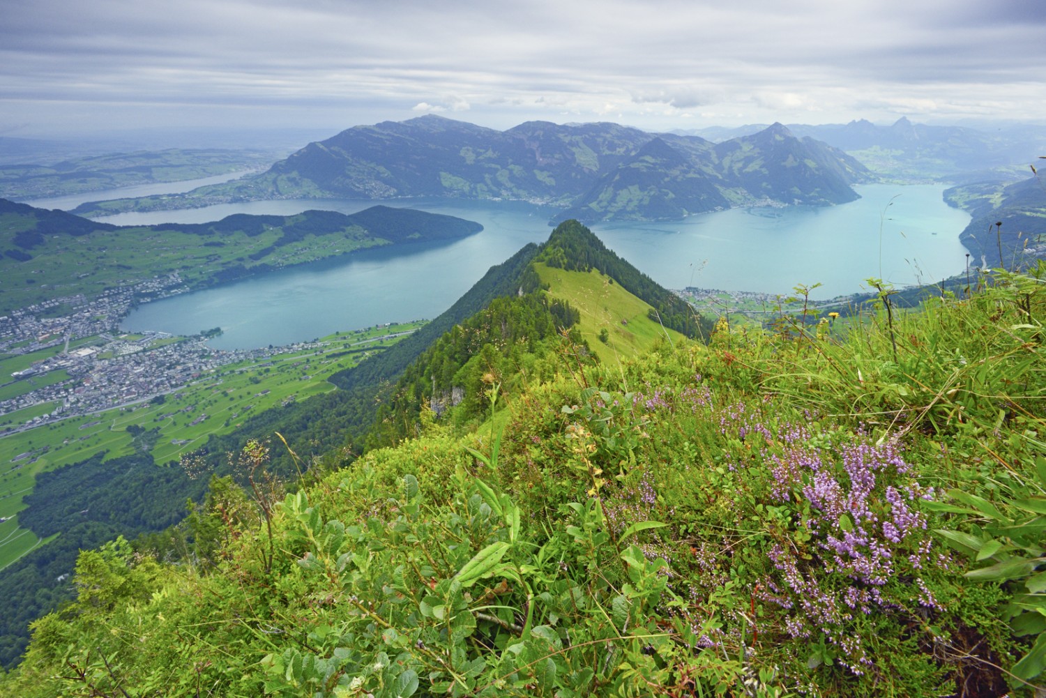 Das Hörnli vom Horn aus. Gratwegs steigt der Weg zum Gipfel des Buochserhorns an. Bild: natur-welten.ch