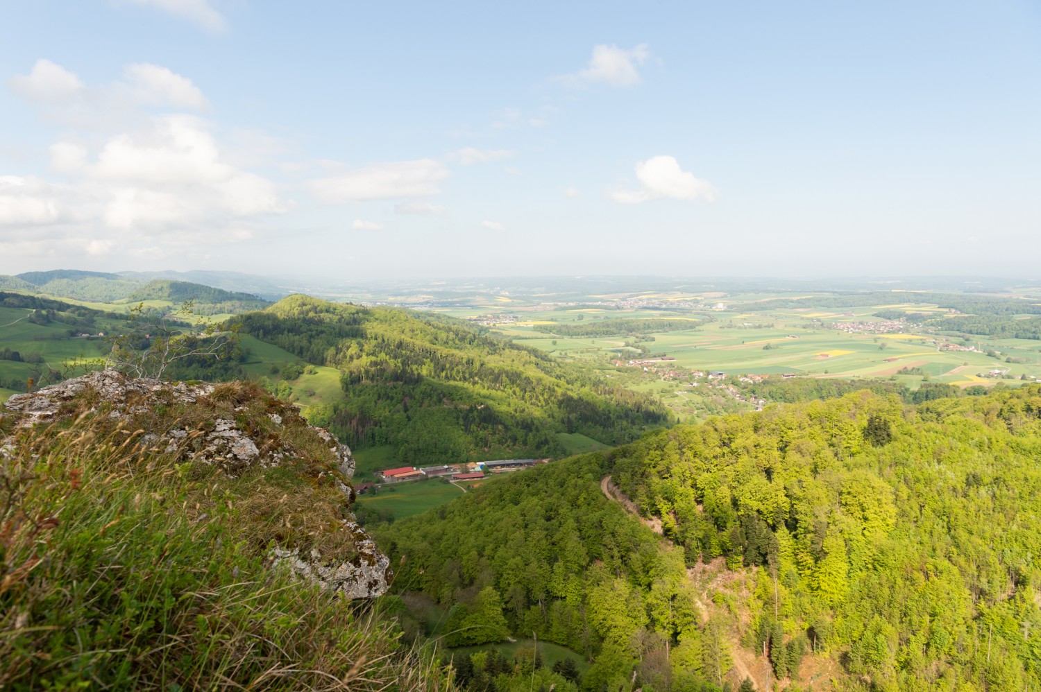 Von Grande Roche aus schweift der Blick weit in die Ferne und zeigt die Vielfalt der Landschaften der Ajoie. Bild: Raja Läubli