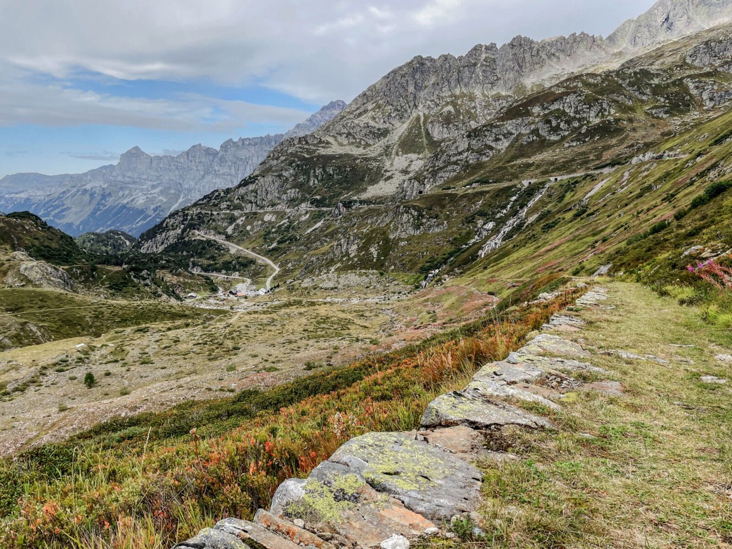 Les personnes qui le souhaitent peuvent continuer jusqu’au col du Susten. Et admirer l’alpage Steingletscher en contrebas.