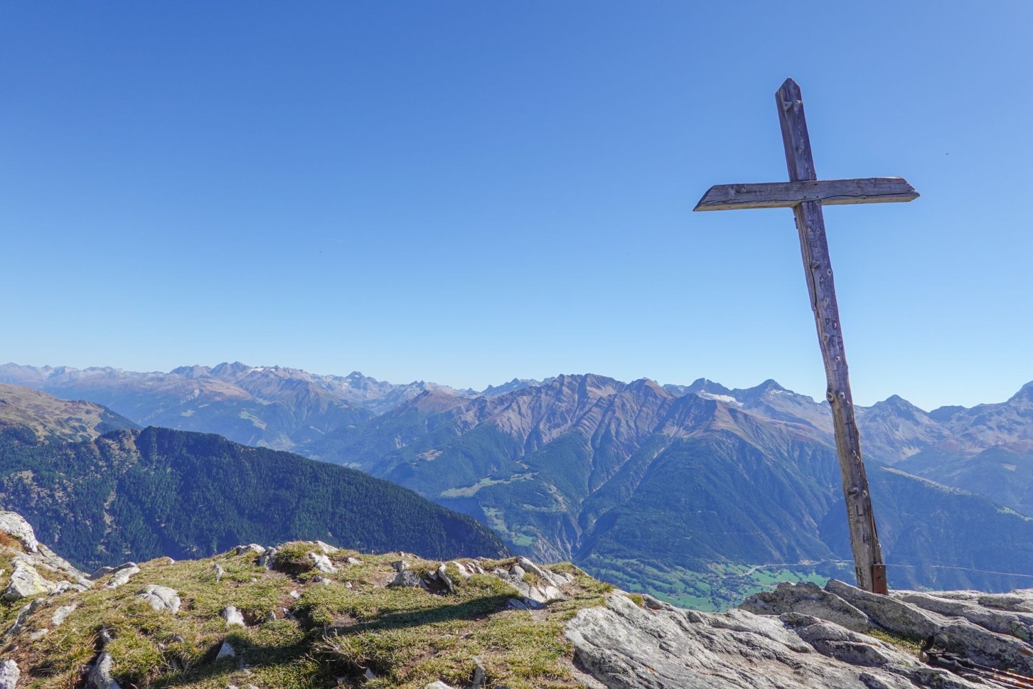 Auf dem Gipfel des Foggenhorns angekommen, erwartet einen ein Gipfelkreuz.