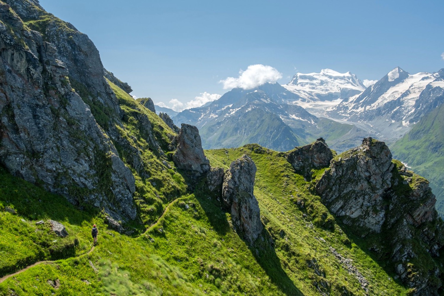 Der Weg bildet unterhalb den Têtes de Louvie eine feine Spur.