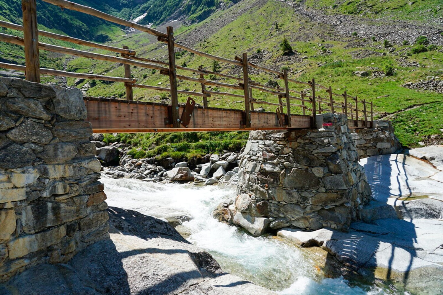 Le pont d’Encardens repose sur d’imposants piliers qui résistent même aux avalanches en hiver.