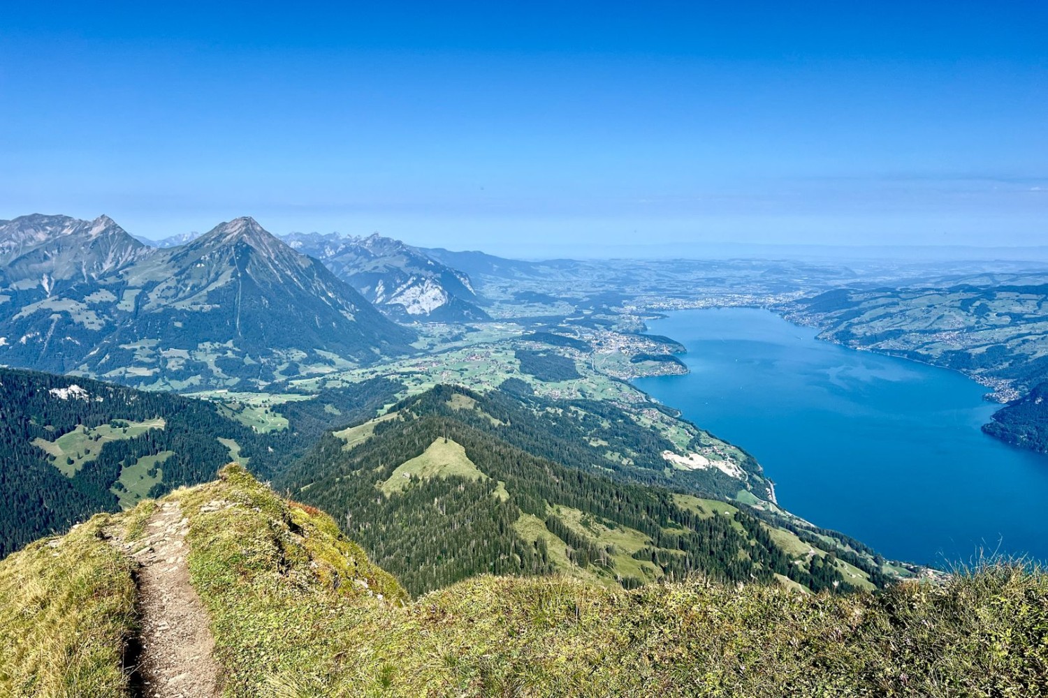 Blick auf den Niesen und den Thunersee vor dem Abstieg.