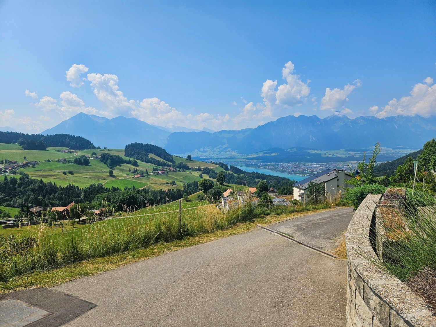Von Goldiwil aus erblickt man den Thunersee.