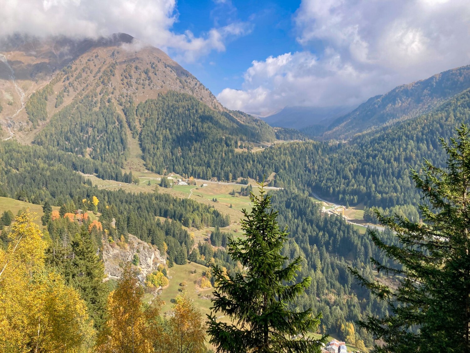 Coup d’œil sur Sfazù et vers le Val Viola