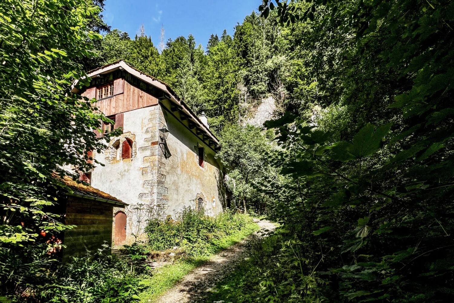 Un ancien moulin se dresse fièrement dans la gorge en aval de l’étang de Bollement.