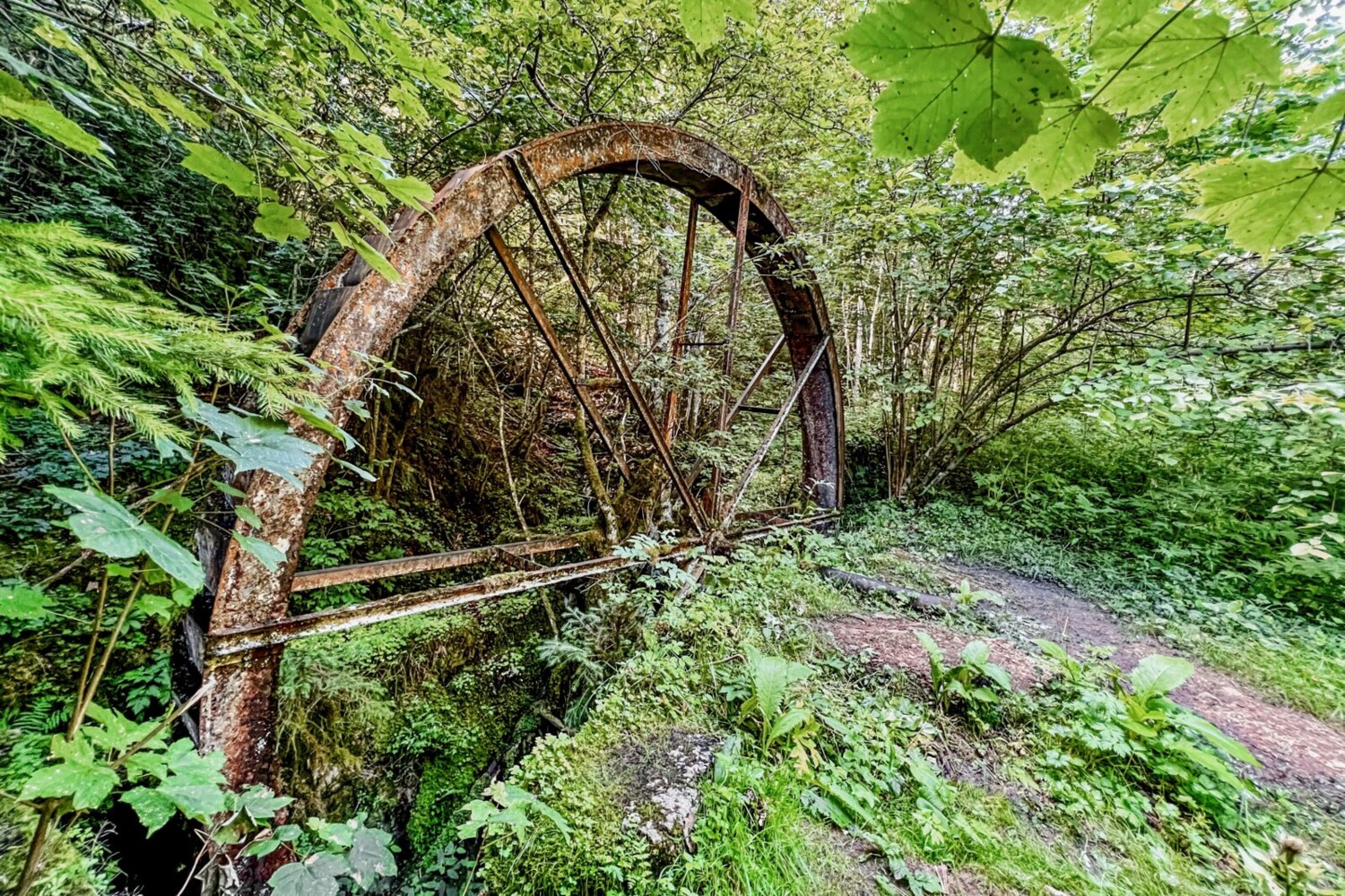 Cette vieille roue à aubes témoigne de l’utilisation de la force hydraulique dans la région.