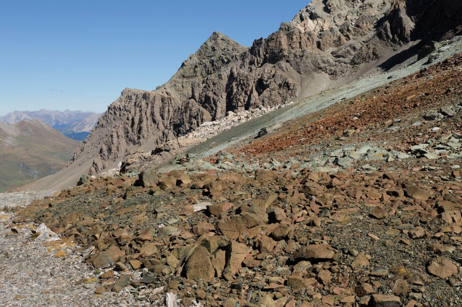 Peu après le Fallerfurgga, coulées rocheuses vers la vallée, à droite du Piz Surpare