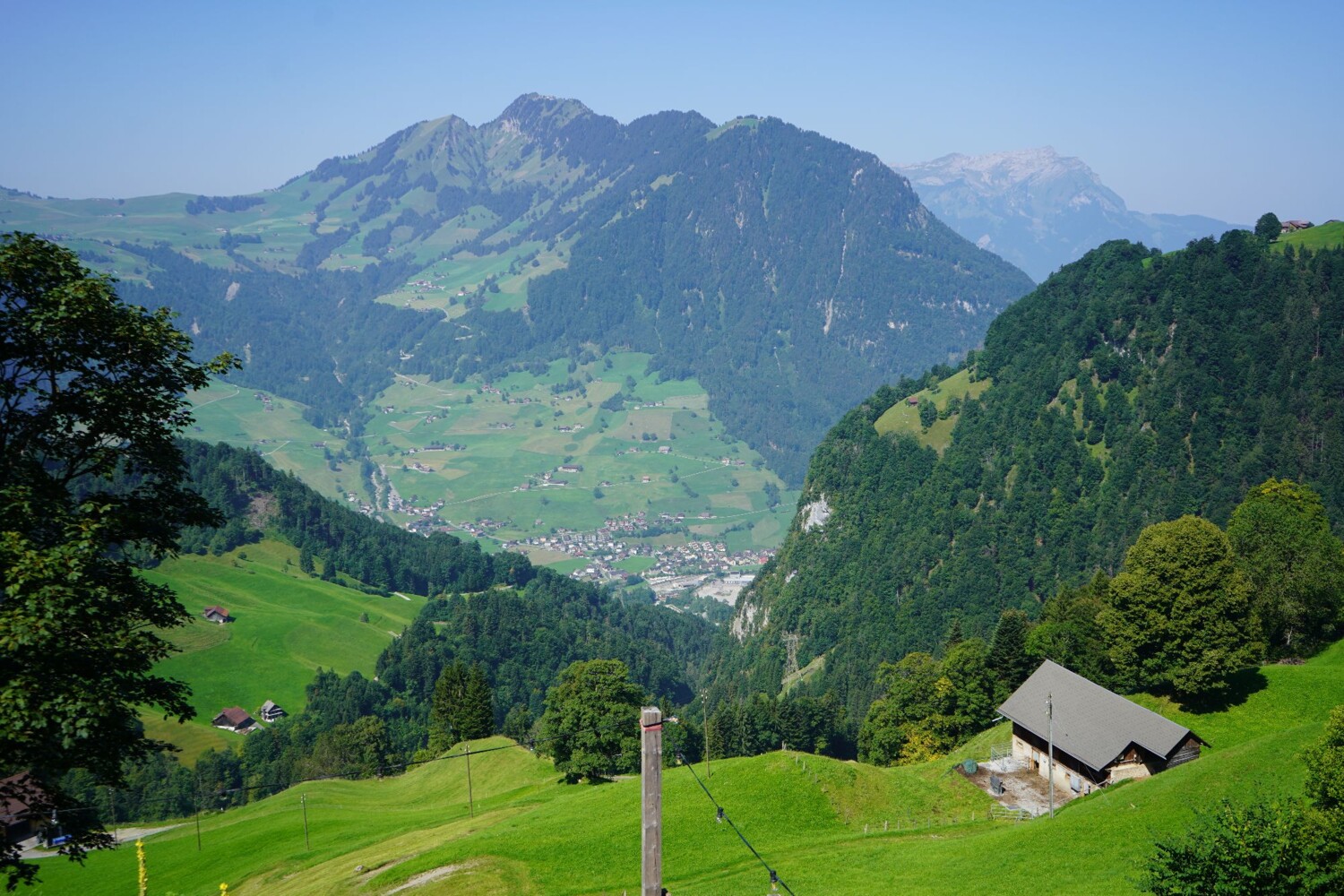 Depuis Niederrickenbach, le téléphérique ramène confortablement les randonneuses et randonneurs dans la vallée.