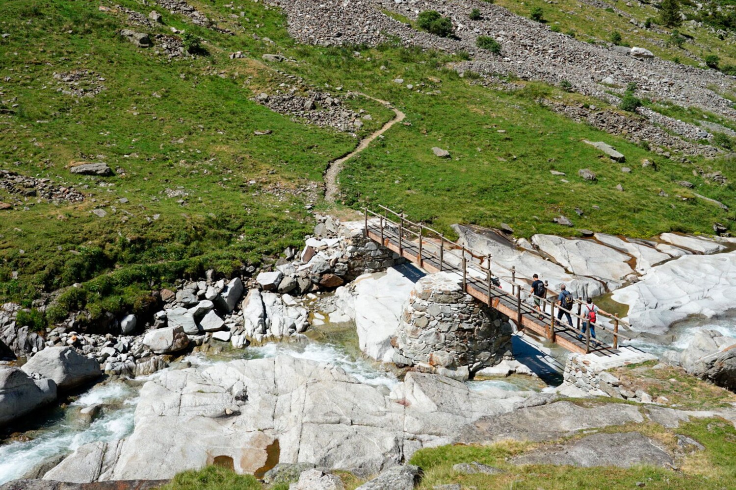 Le pont d’Encardens a été reconstruit en 2026 et récompensé par le Prix Rando.
