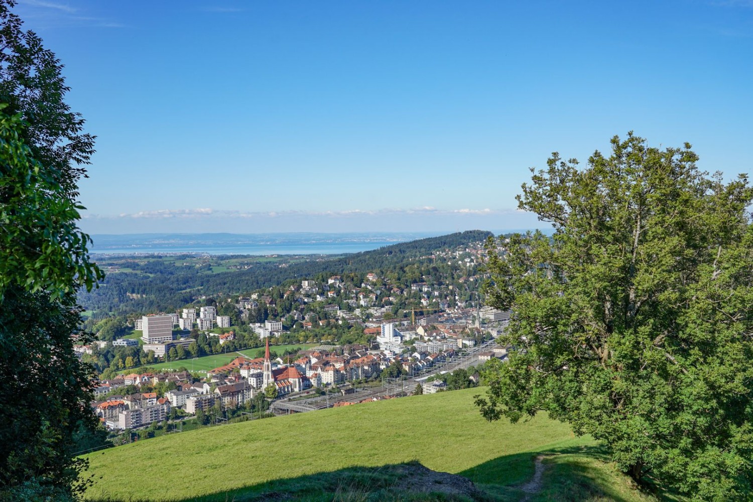 Vom Aussichtspunkt Solitüde blickt man bis zum Bodensee.