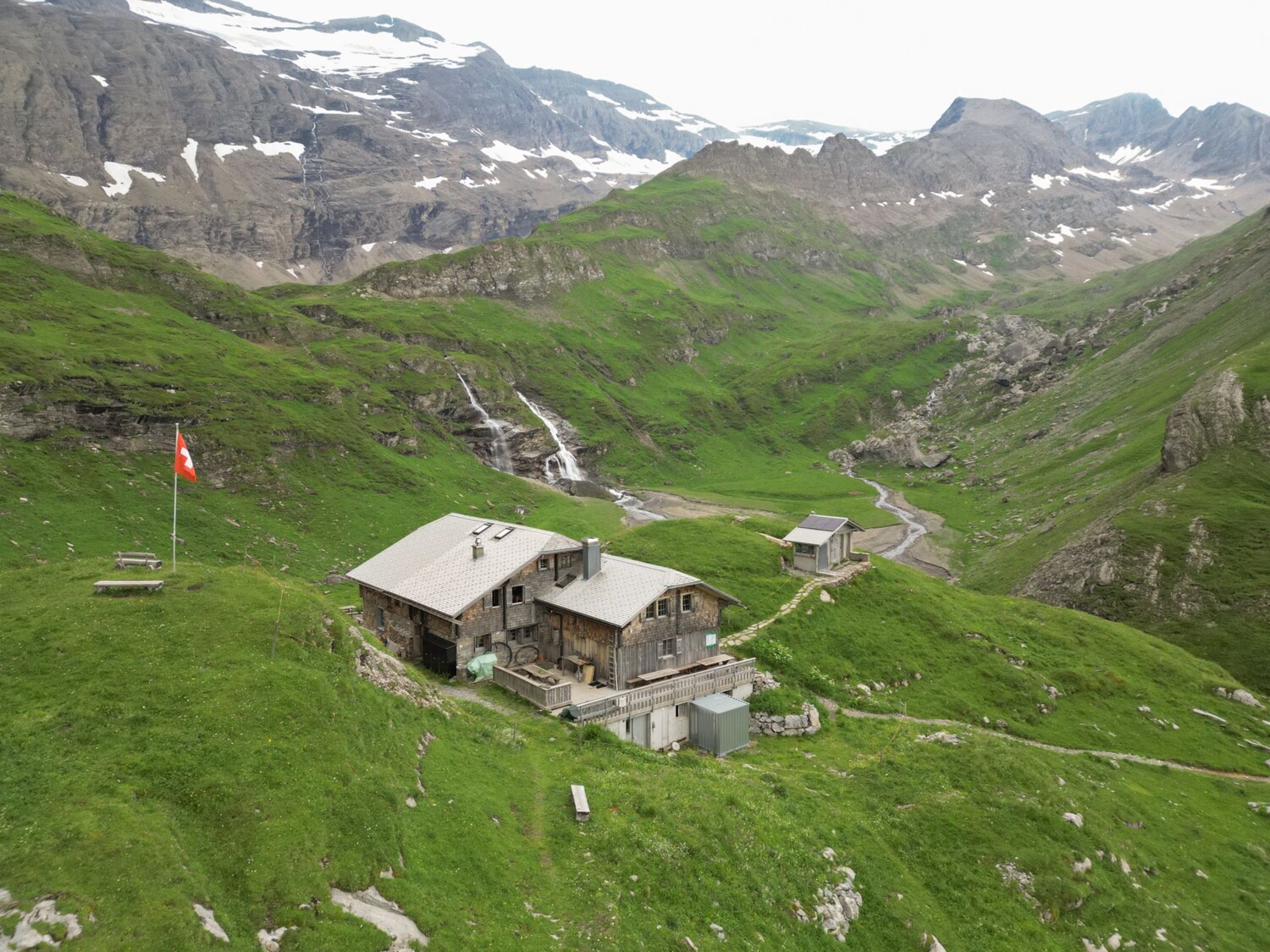 Vue aérienne de la Geltenhütte CAS avec le Gältebach en arrière-plan