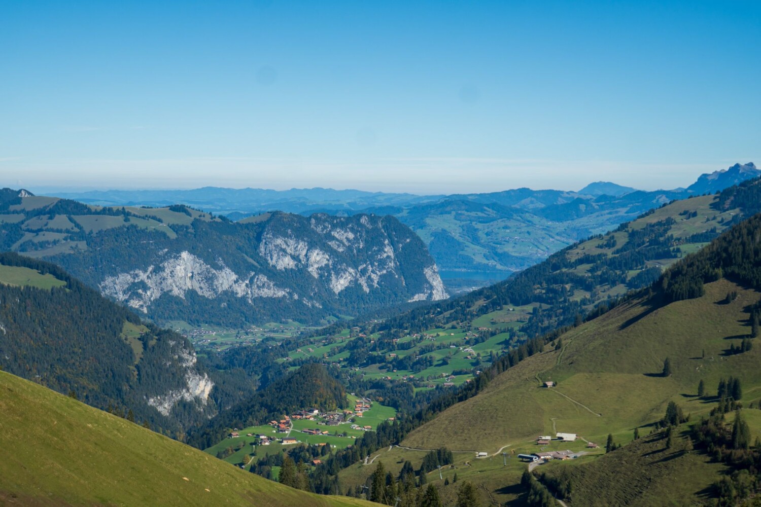 Im Abstieg ist das Ziel bereits früh in Sichtweite, und so auch der Thunersee.
