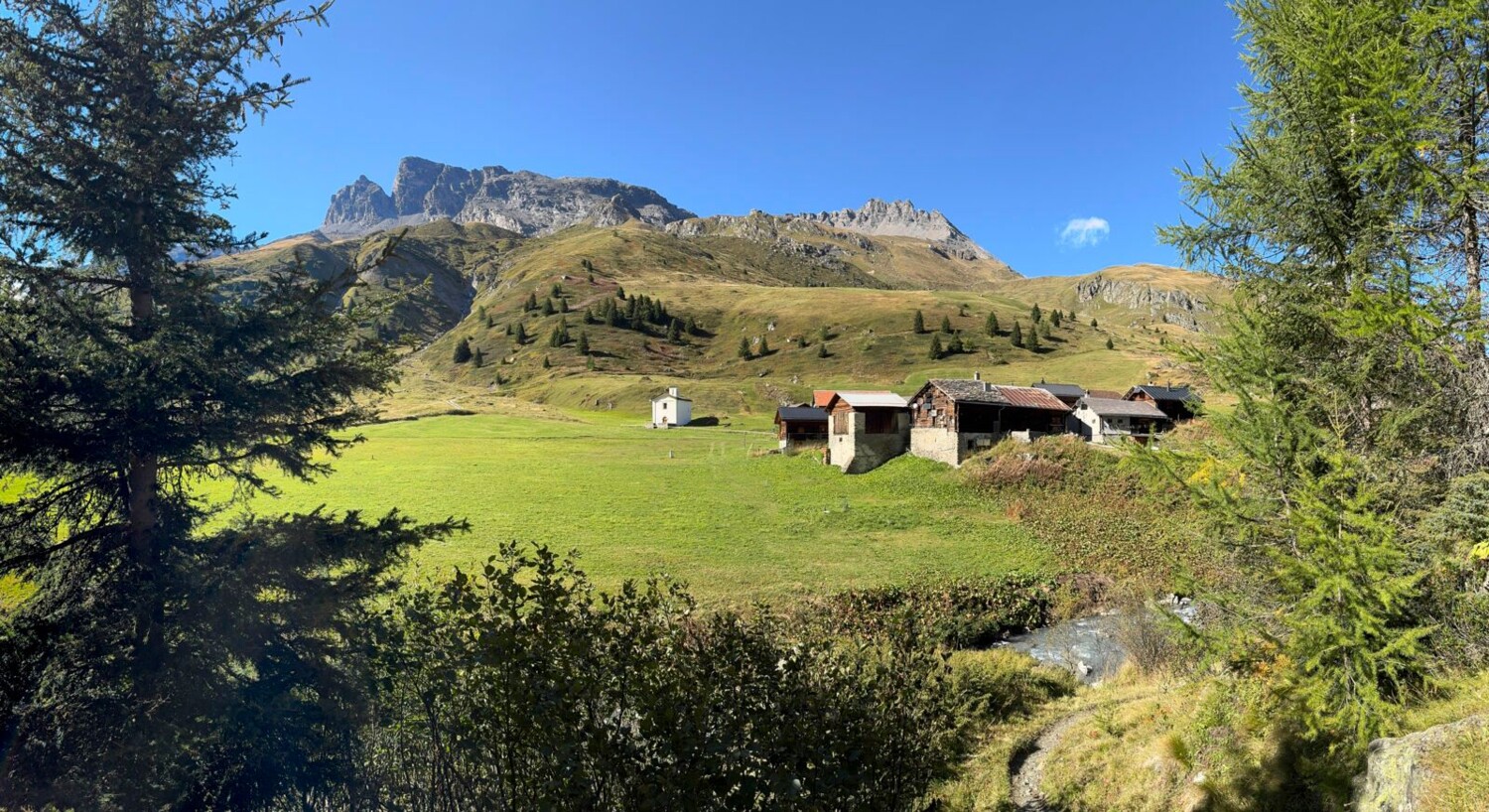 Le hameau de Tga, sous le Piz Forbesch facilement reconnaissable à sa profonde encoche