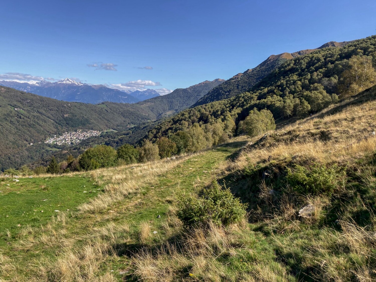 Vue sur Isone dans la descente vers Gola di Lago