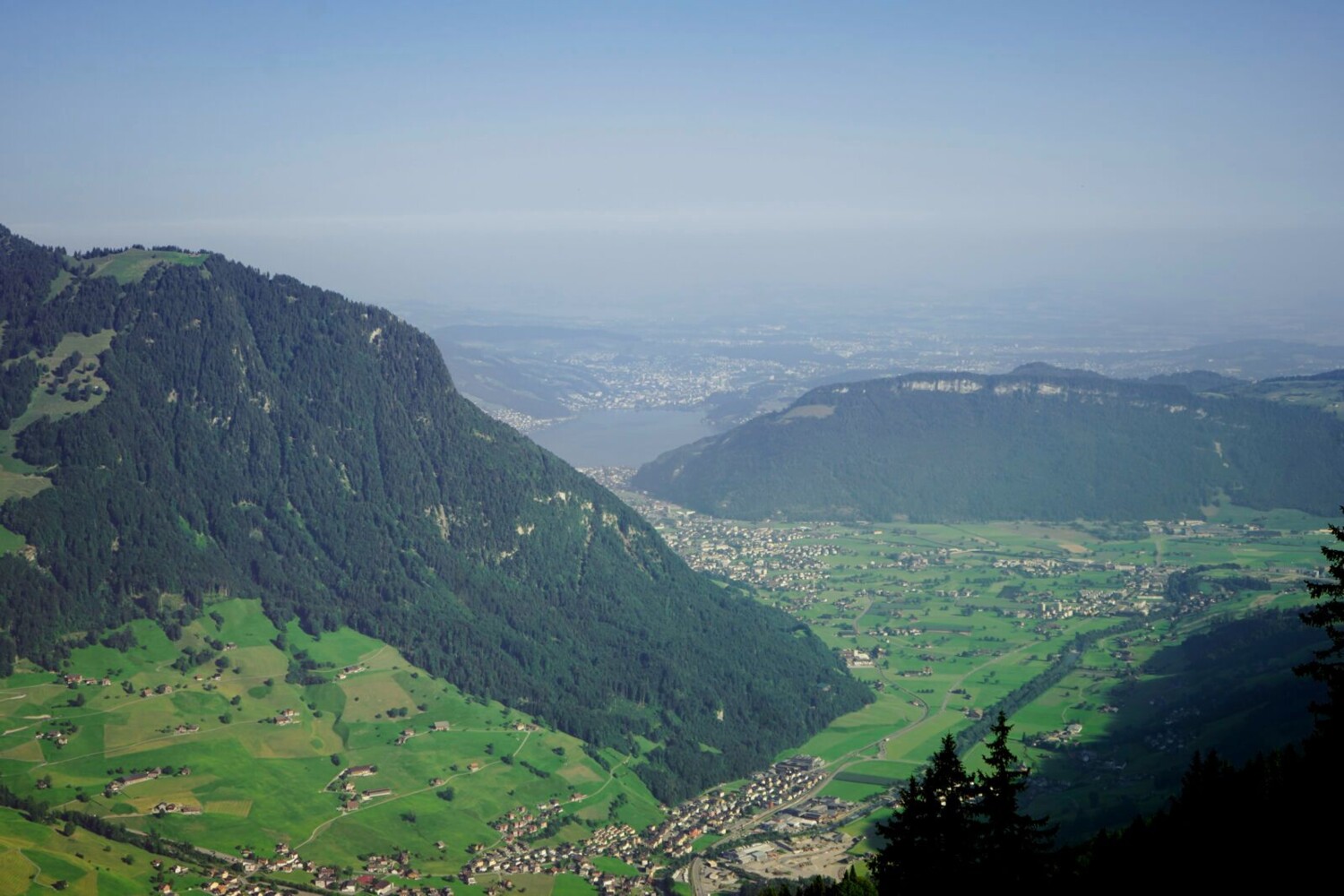 Vue en direction de Stans et Stansstad avec la crête caractéristique et plate du Bürgenstock