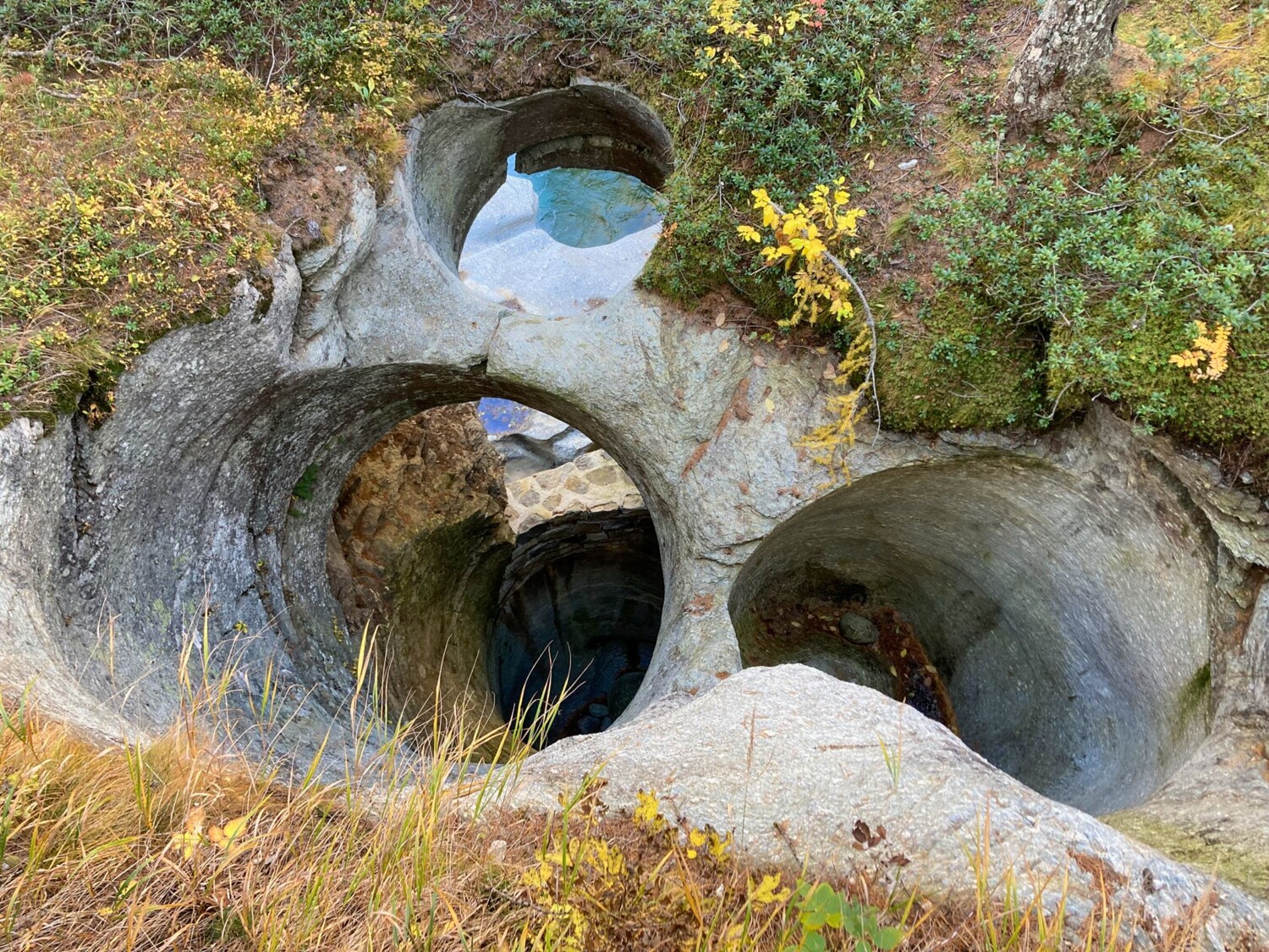 Trois imposantes marmites glaciaires près de Cavaglia