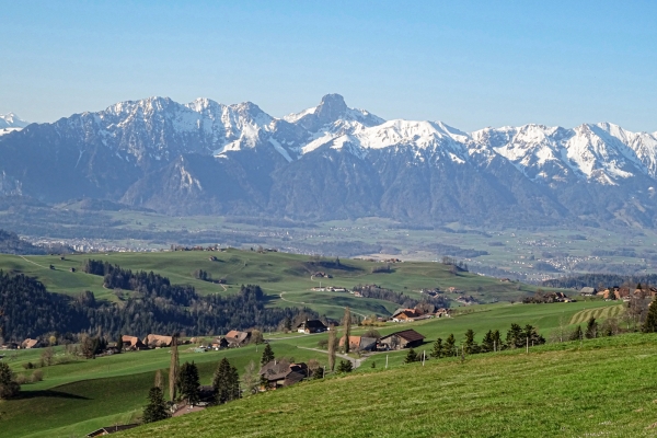 Vue dégagée sur les sommets des Préalpes
