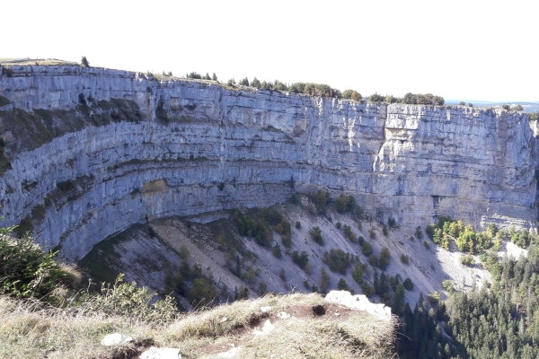 Wanderung durch die l'Areuse-Schlucht und Rundwanderung Creux du Van