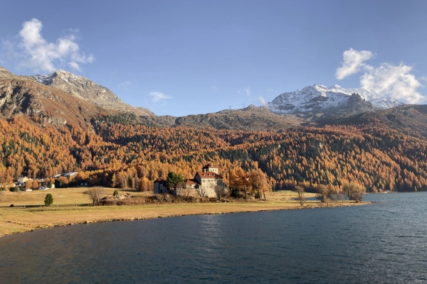 Seenwanderung mit leuchtenden Lärchen