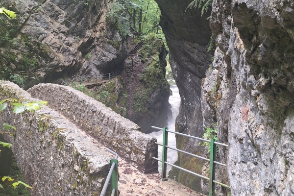 Wanderung durch die L'Areuse-Schlucht und Rundwanderung Creux du Van