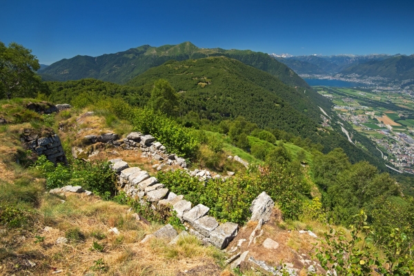 In altalena sopra la galleria del Ceneri