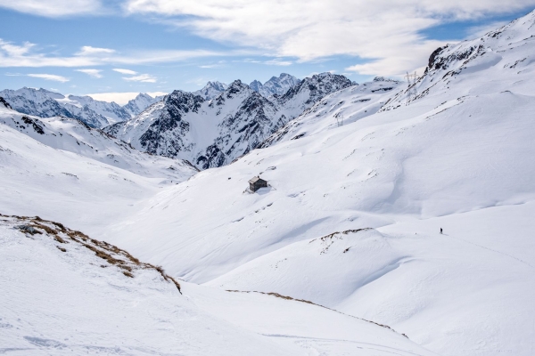 Chemins romains enneigés vers le col