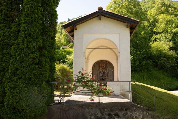 Üppiger Wald und ein Wasserfall im Malcantone