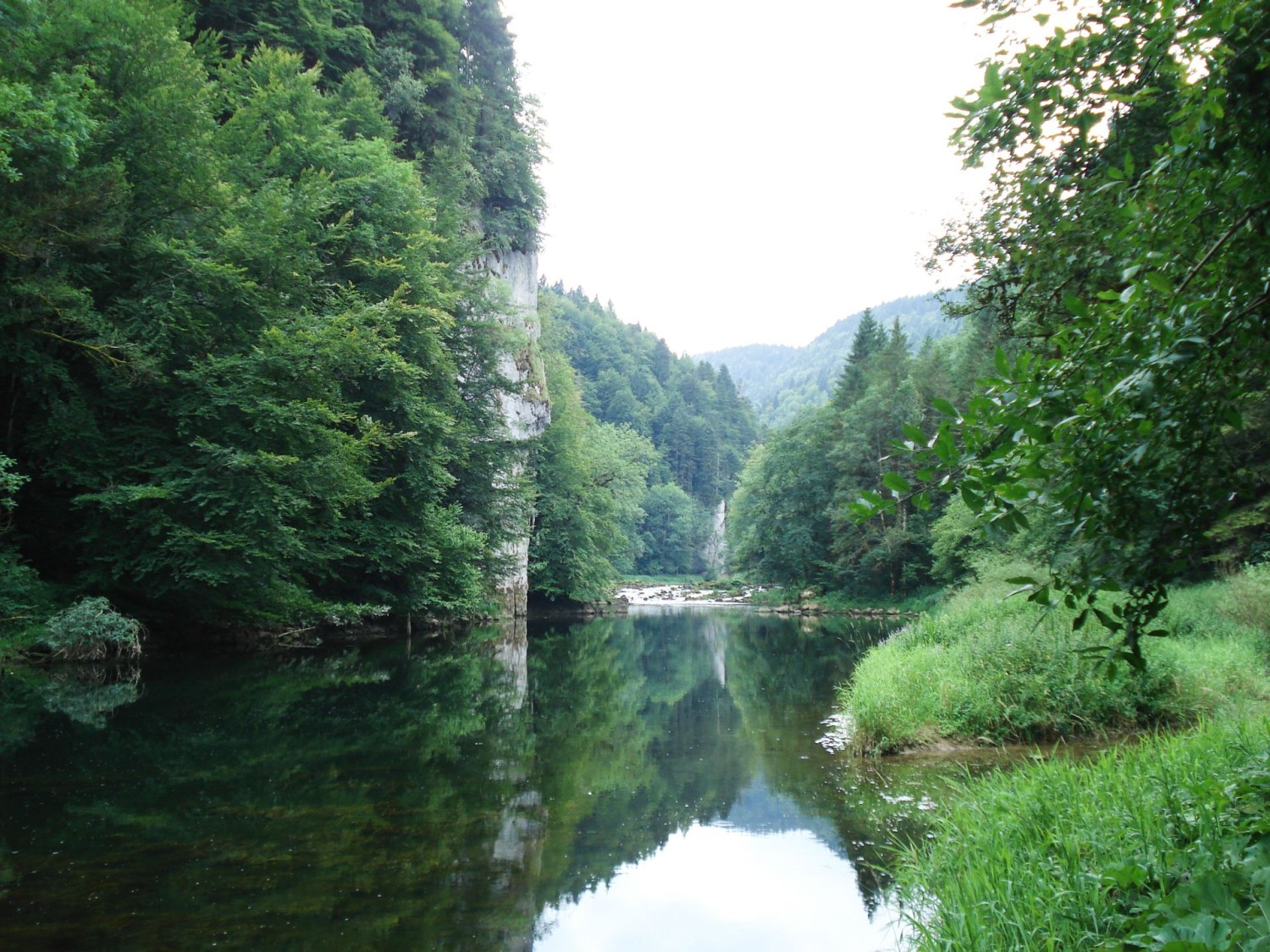 Der fast stillstehende Doubs nahe Chervillers.